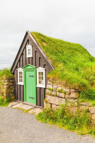 Viejo lodge islandés con un techo cubierto de hierba en abaer al aire libre —  Fotos de Stock