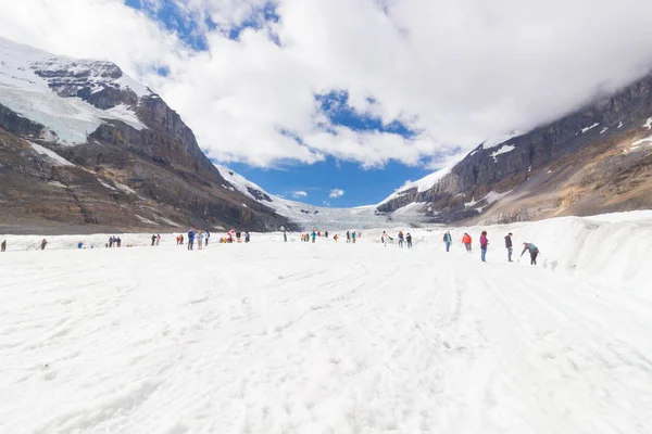 Turistas na geleira athabasca com sol — Fotografia de Stock