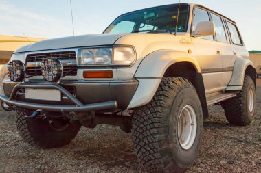 Gün batımında İzlanda'daki Arctic Jeep