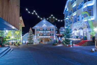 Gece Noel süsleri Ortisei merkez Plaza İtalya