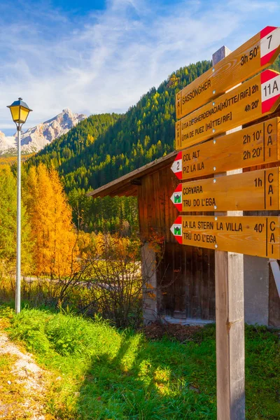 Oznakowanie odległości ścieżek w val Gardena — Zdjęcie stockowe