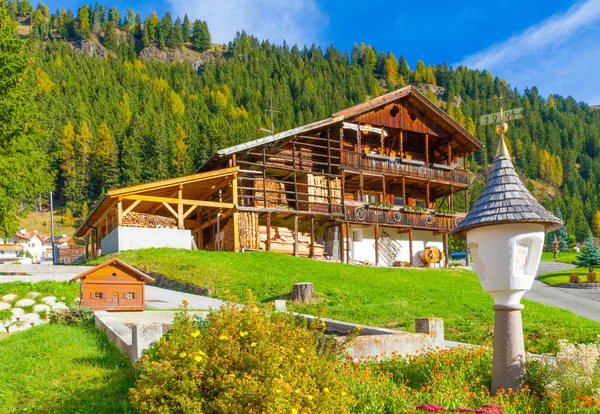 Typical house of the Italian Alps — Stock Photo, Image