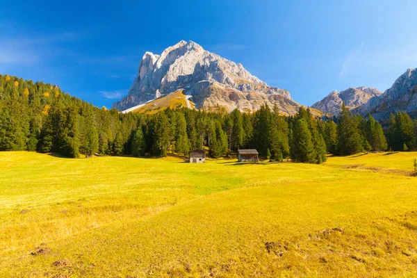 Cabañas de madera utilizadas como un lodge de alta montaña en los Alpes italianos —  Fotos de Stock