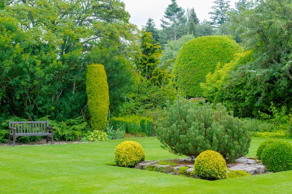 Crathes trädgårdar Skottland i sommar en utomhus vardagsrum — Stockfoto