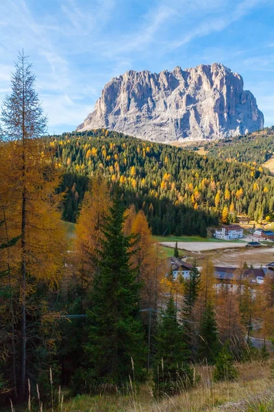 Італійських Доломітових Альп Сассолунго гора — стокове фото