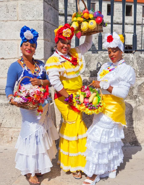 Femmes en vêtements traditionnels cubains — Photo