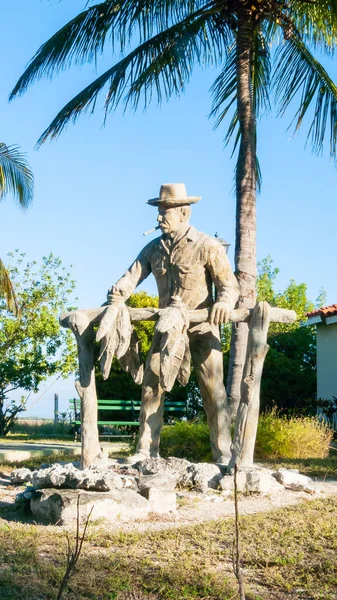 Деревянная статуя кубинского производителя табака — стоковое фото