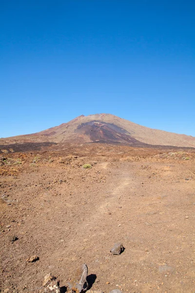 Sökvägen till vulkanen Teide med blå himmel Teneriffa — Stockfoto