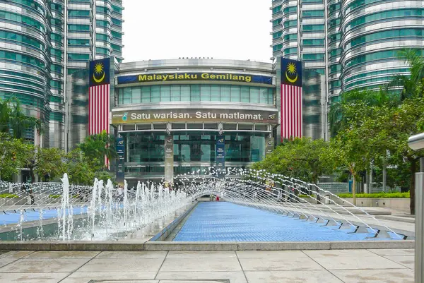 Petronas towers entrance Kuala Lumpur — Φωτογραφία Αρχείου