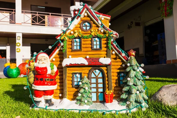 Papai Noel e pequena casa com neve de cerâmica — Fotografia de Stock