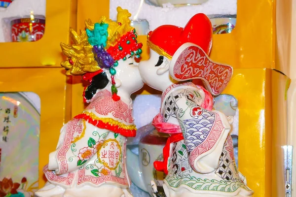 Poterie japonaise il et elle s'embrassent en tissu traditionnel — Photo