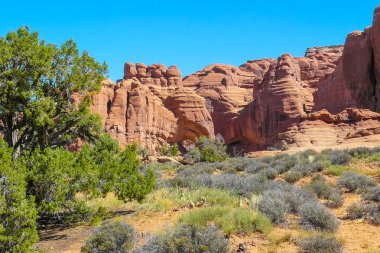 Arches National Park Yaz kayalarda mavi gökyüzü ile