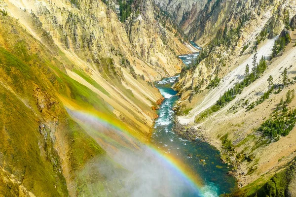 Punto de inspiración Cascada de Yellowstone con arco iris — Foto de Stock