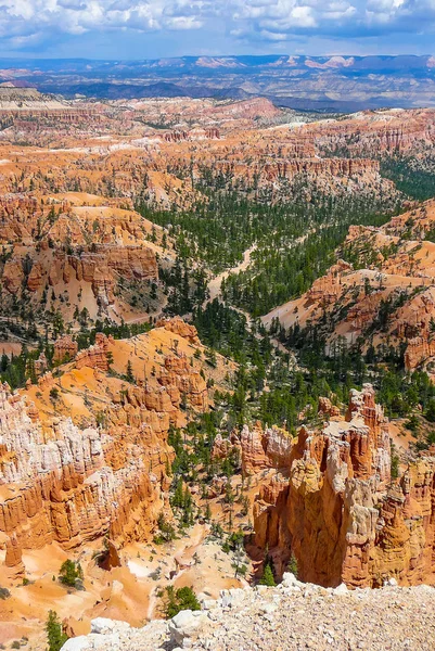 Parçalı bulutlu gökyüzü ile Bryce Canyon