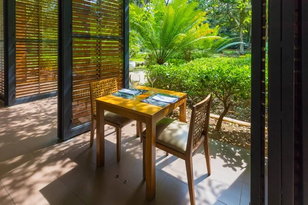 Mesa de restaurante con vistas al jardín tropical —  Fotos de Stock