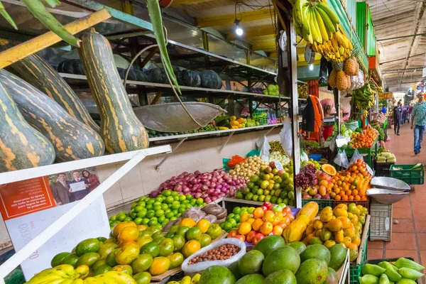 Légumes et fruits tropicaux au magasin Medellin colombie ma — Photo