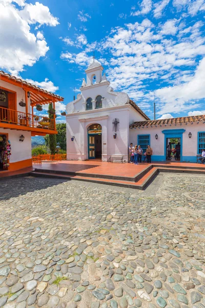 Kyrkan av vår fru av Candelaria i byn Paisa Medellin C — Stockfoto