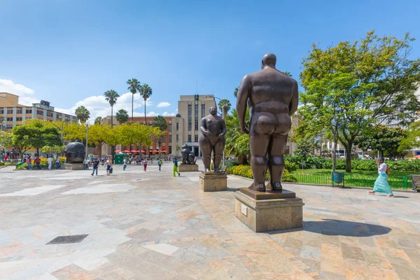 Statyer av Adam och Eva i torget skulptur i Medellin Colo — Stockfoto