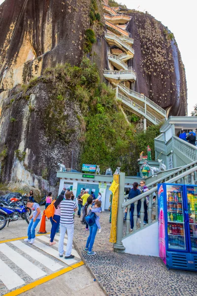 Toegang tot de trappen naar de top van de rots genaamd de Penol Guatape — Stockfoto