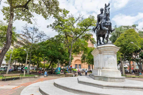 Plaza Bolívar Medellín estatua ecuestre Colombia — Foto de Stock