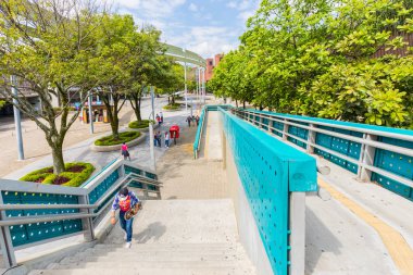 Metro çıkış Alpujarra Medellin yaya köprüsü büyük kare