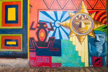 Duvar süslemeleri ve renkli kapı Raquira Kolombiya