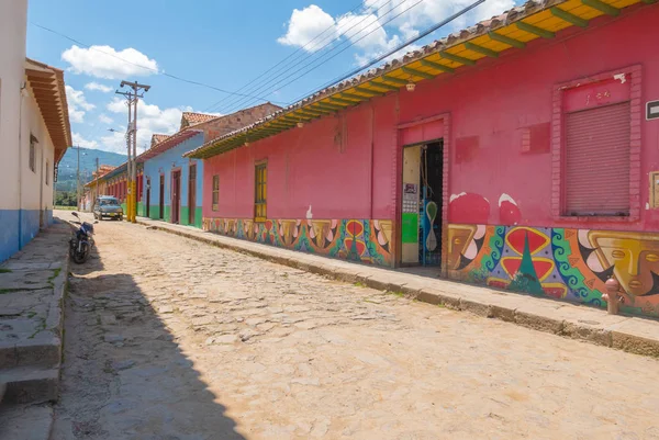 Antigas casas coloridas nas ruas de Raquira Colômbia — Fotografia de Stock