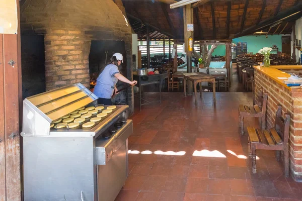 Preparación de pasteles de maíz llamados Arepas Colombia —  Fotos de Stock