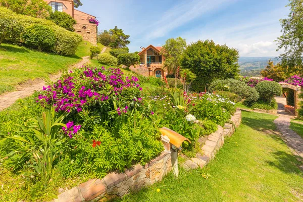 コロンビアの庭が付いている家 — ストック写真