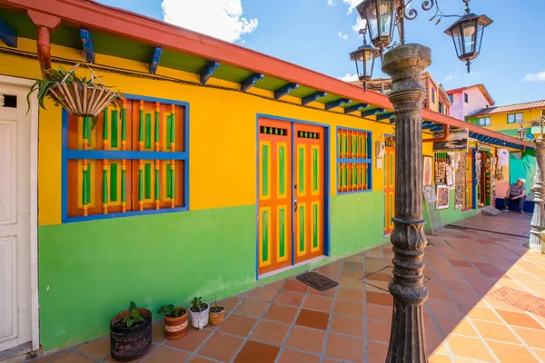 Casas de colores del pueblo de Guatape Colombia — Foto de Stock