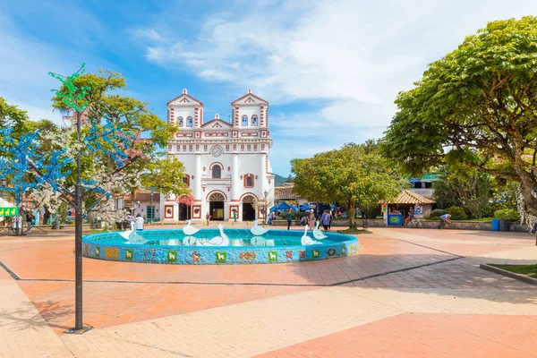 Panoramik Guatape ana park ve kilise bizim delikanlı — Stok fotoğraf