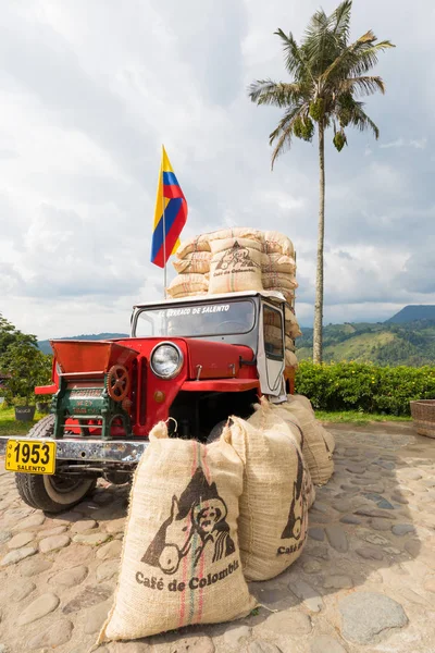 Piros Willys jeep a faluban Salento Kolumbia — Stock Fotó