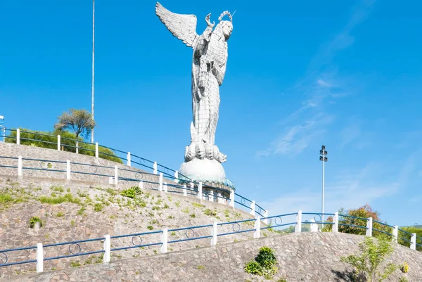 Tillgång till statyn av Jungfru av det Panecillo Quito — Stockfoto