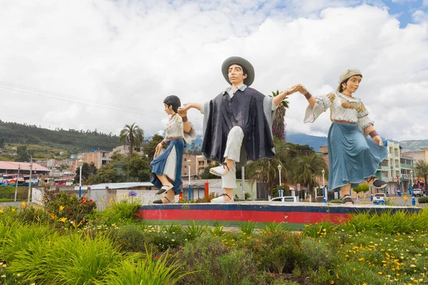 Estátuas de dançarinos em roupas típicas Otavalo — Fotografia de Stock