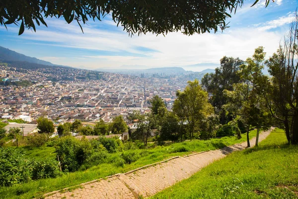 Panorama de Quito visto desde el Panecillo — Foto de Stock