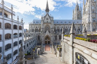 Basilica Quito Ekvador yan görünüm
