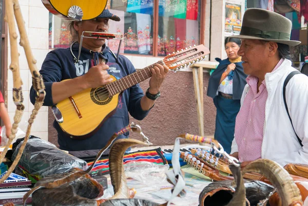 エクアドル オタバロの 16 文字列ギター市場 — ストック写真