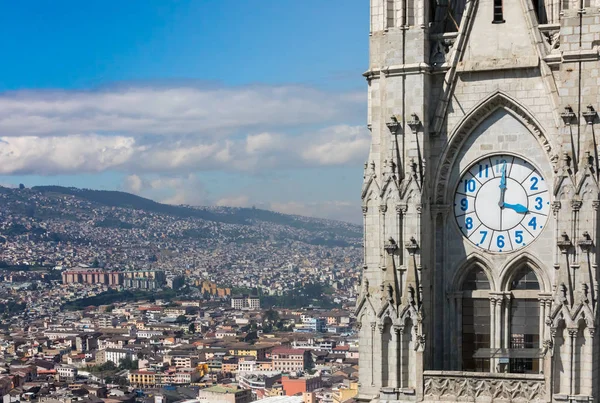 Torre del reloj Basílica de Quito y panorama de la ciudad — Foto de Stock