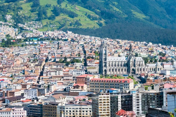 Vista panorámica de la Basílica de Quito desde arriba — Foto de Stock