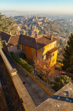 Üst Bergamo günbatımında gördün düşük Bergamo panorama
