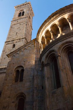 Bergamo sivil kule aşağıdan gördüm.