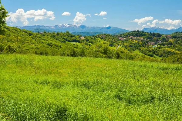 Bukit-bukit dan Italia Apennines pada hari yang cerah — Stok Foto
