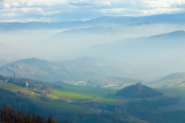 Nevoeiro nos vales da Toscana — Fotografia de Stock