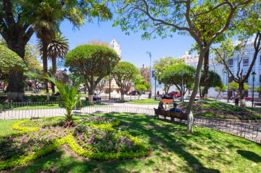 Sucre Bolivya halkı Bolivar bahçelerinde dinleniyor 