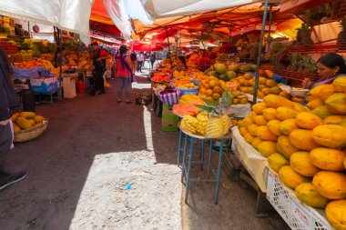 Sucre Bolivya meyve tezgahları merkez markette