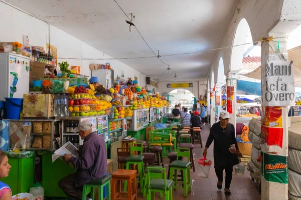Сукре Боливия киоски продажи фруктовых салатов на центральный рынок — стоковое фото