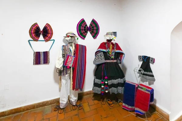 Sucre Bolivia abiti storici maschili e femminili esposti a th — Foto Stock