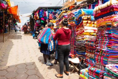 Sucre Bolivya renkli yün battaniye tezgahları çiftçi pazarında