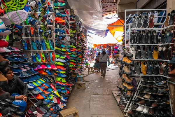 농부 시장에 있는 볼리비아 산 스 포오 츠 신발 판매대 — 스톡 사진