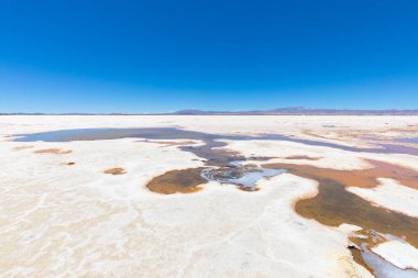 Bolivya Uyuni Salarındaki su birikintilerini topluyor